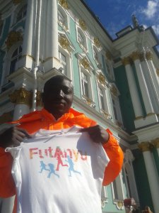 David, a FutAnyu (?) A Téli Palota előtt