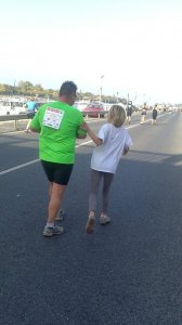 Maja kísér párszáz méteren